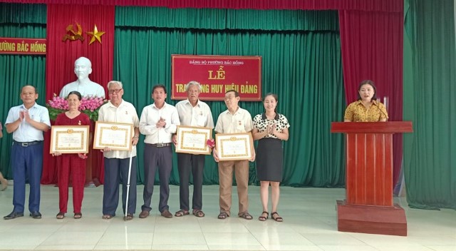 Đảng ủy phường Bắc Hồng tổ chức Lễ trao tặng Huy hiệu Đảng đợt 02/9/2022 